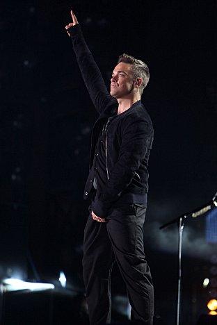Robbie Williams salutes British troops at the Help for Heroes gig