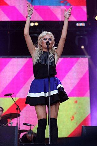 Pixie Lott gets the crowd singing