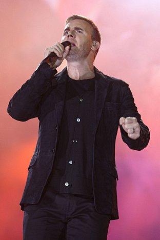 Gary Barlow performed alongside bandmate Robbie Williams