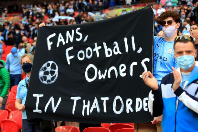 Les fans de Manchester City brandissent une bannière lors de la finale de la Coupe Carabao à Wembley le 25 avril