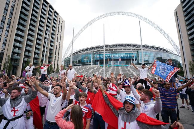 Les supporters anglais hors du sol avant la finale de l'Euro 2020