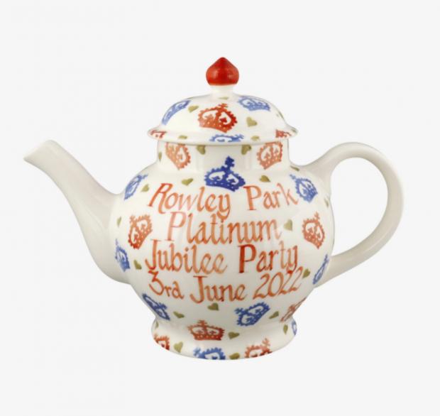 Richmond and Twickenham Times: Personalised Platinum Jubilee 4 Mug Teapot (Emma Bridgewater)
