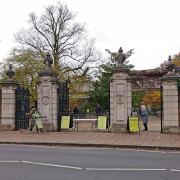 Views around Richmond - Entrance to Kew Royal Botanical Gardens